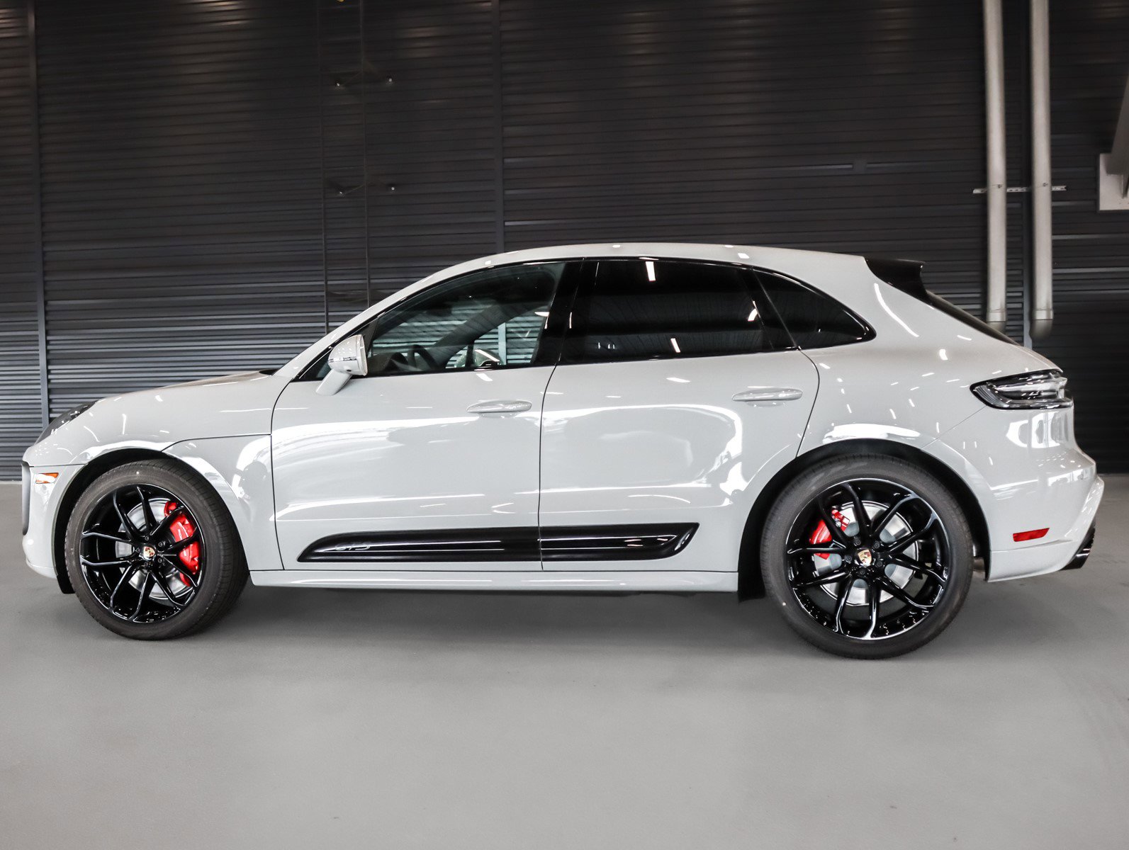 New 2026 Porsche Macan GTS image 2