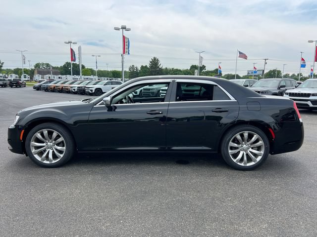 Used 2018 Chrysler 300 Touring w/ Chrome Appearance Package RWD image 4