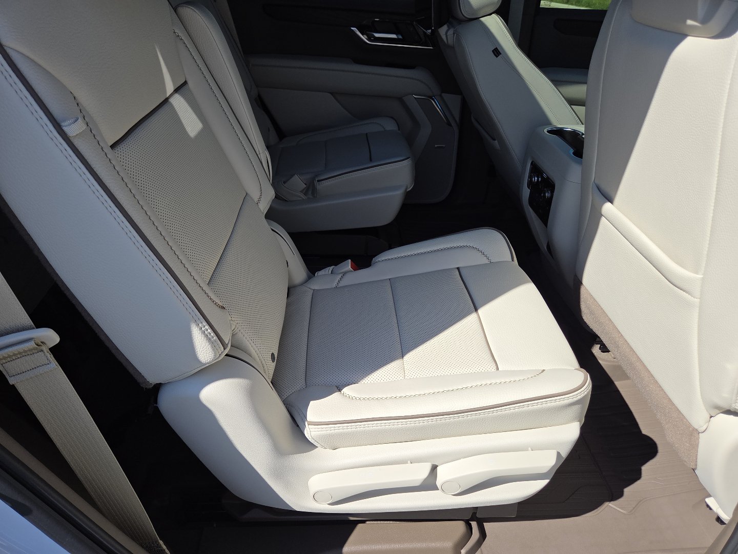 New 2026 GMC Yukon Denali w/ Denali Reserve Package AWD/4WD image 28