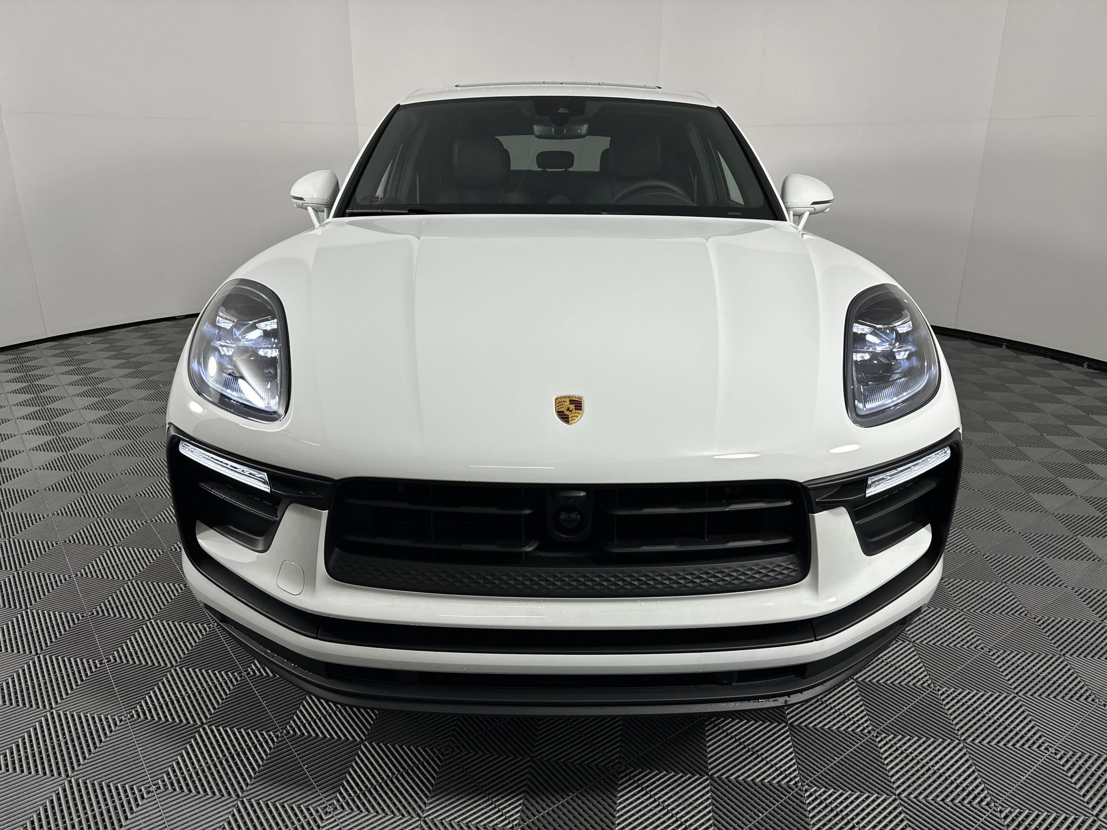 Certified 2025 Porsche Macan image 6