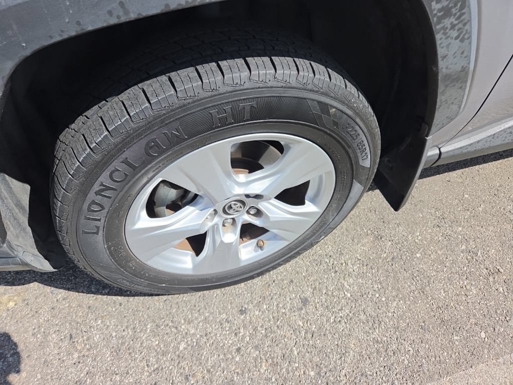 Used 2019 Toyota RAV4 XLE w/ Carpet Mat Package AWD/4WD image 9
