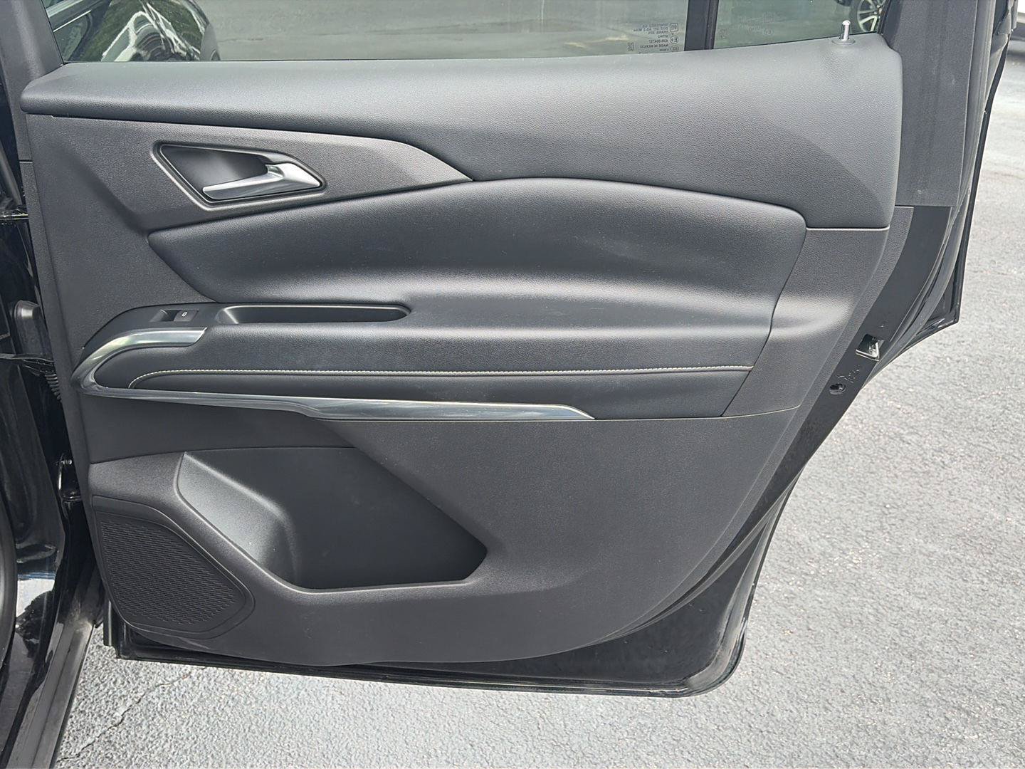 Used 2025 Chevrolet Traverse LT FWD image 18