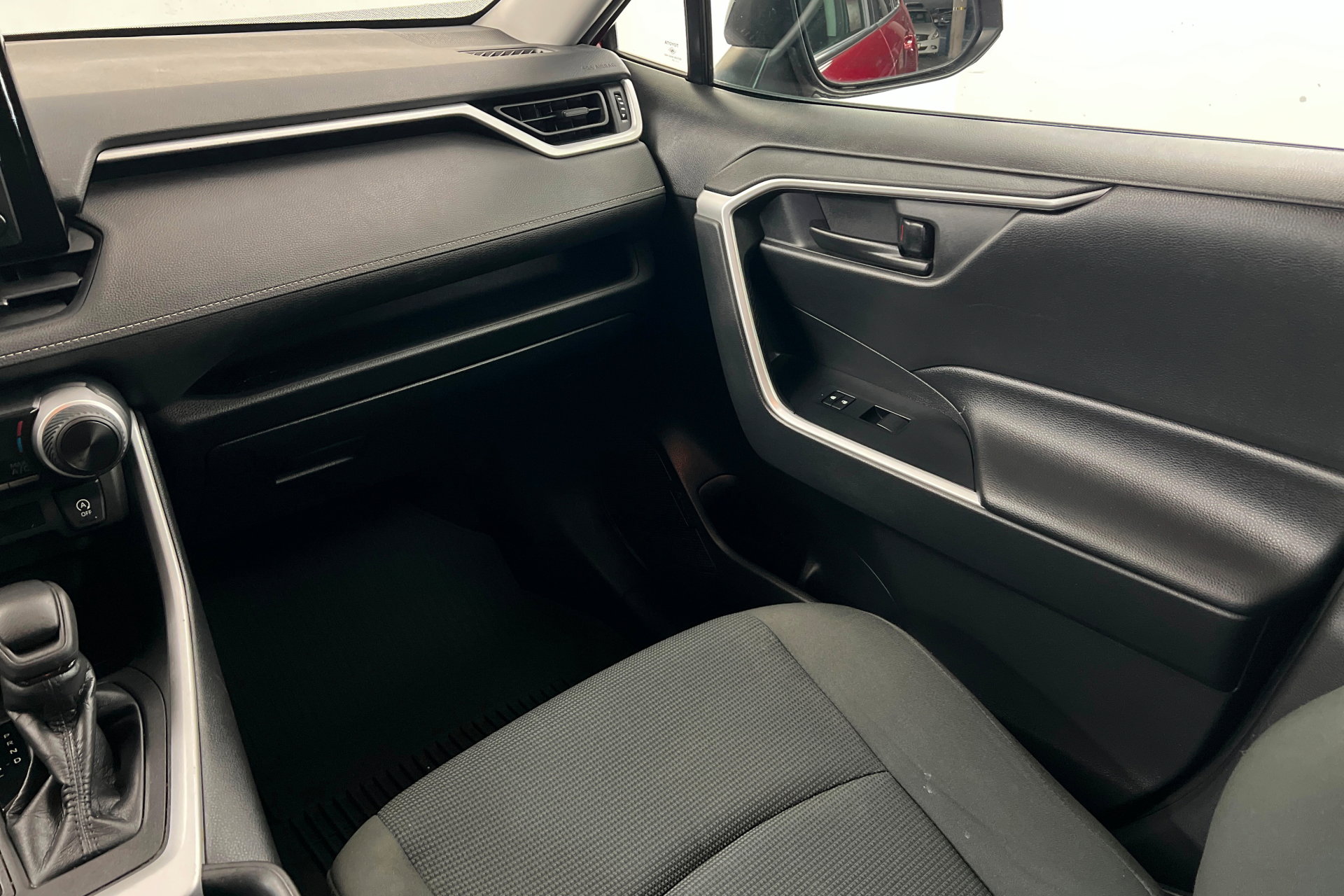 Used 2021 Toyota RAV4 LE image 10