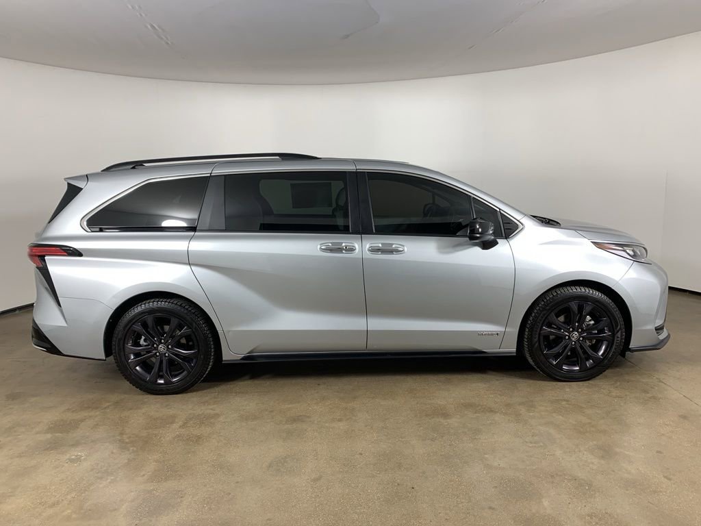 Used 2021 Toyota Sienna XSE w/ XSE Plus Package image 7