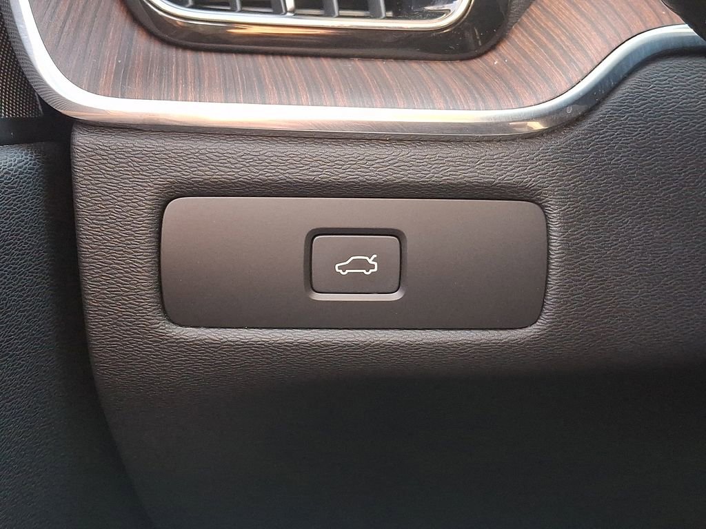 Used 2024 Volvo XC60 B5 Plus w/ Protection Package Premier AWD/4WD image 24
