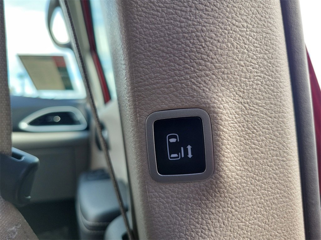 Used 2024 Chrysler Pacifica Touring-L image 27