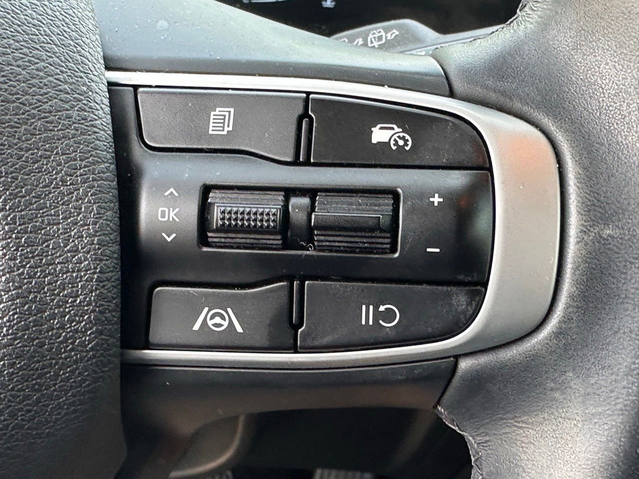 Used 2025 Kia Sportage EX image 23
