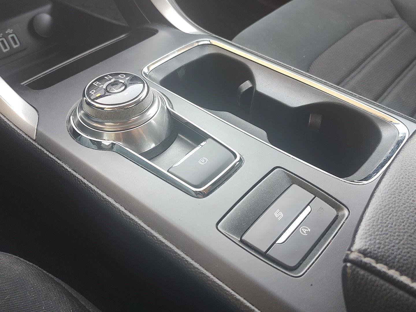 Used 2020 Ford Fusion SE FWD image 9