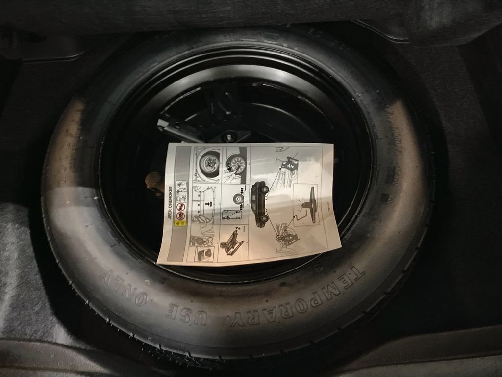 Used 2019 Jeep Cherokee Latitude Plus AWD/4WD image 32