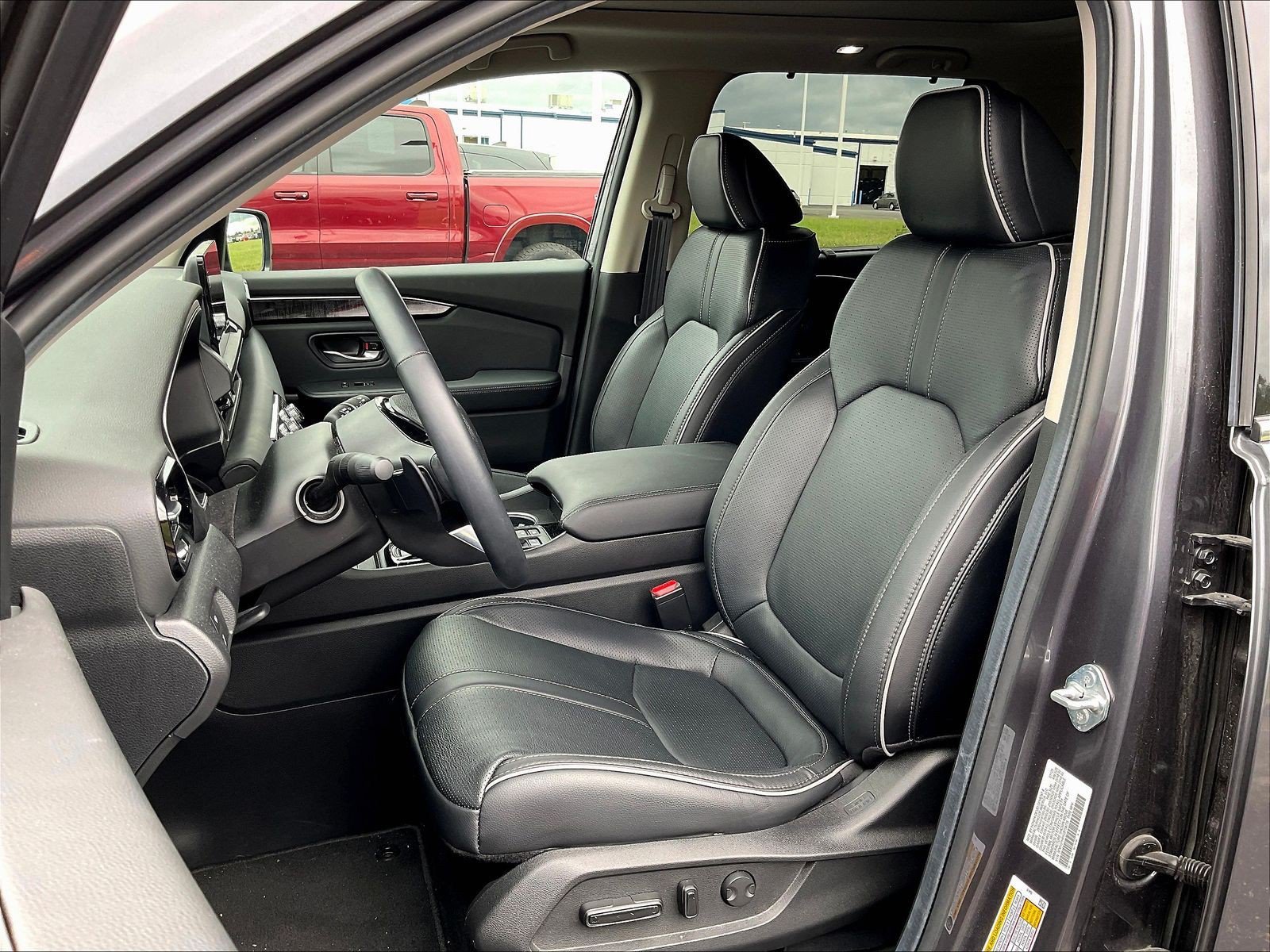 Used 2025 Honda Pilot Elite image 5