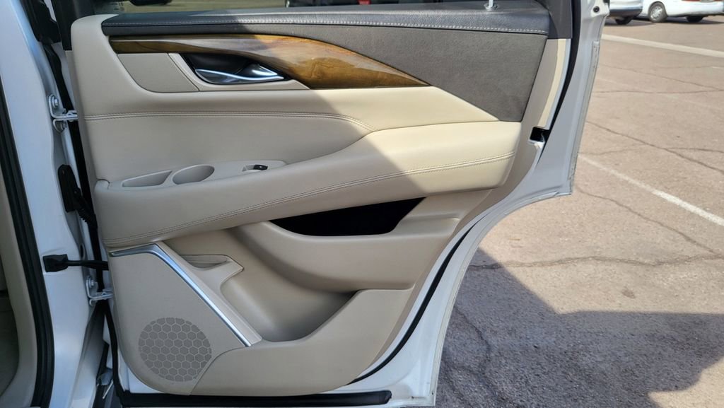 Used 2018 Cadillac Escalade Luxury AWD/4WD image 21