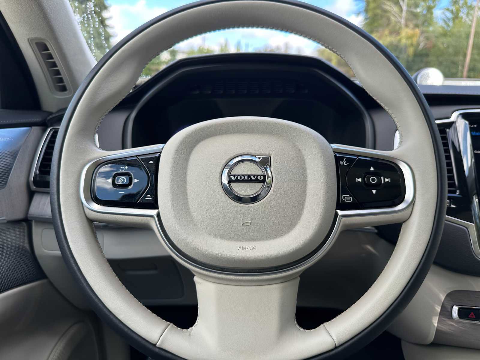 Used 2025 Volvo XC90 B6 Ultra w/ Lounge Package image 28