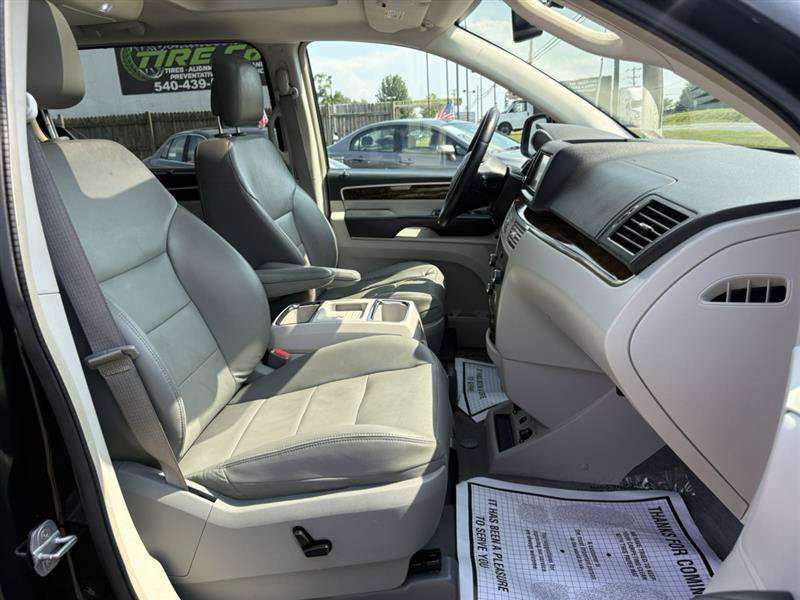 Used 2013 Volkswagen Routan SEL Premium FWD image 19
