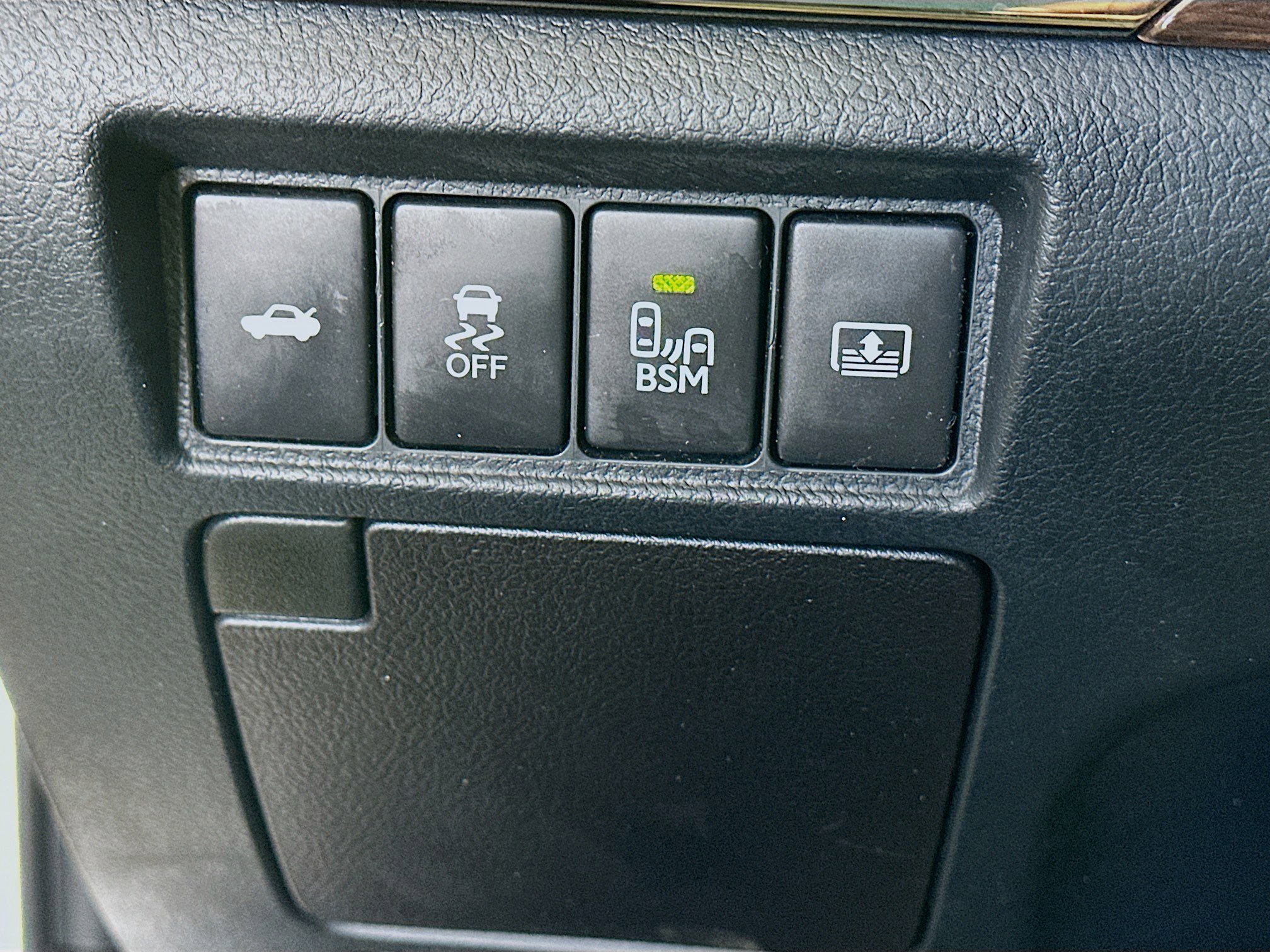 Used 2015 Toyota Avalon Limited w/ Technology Package FWD image 17