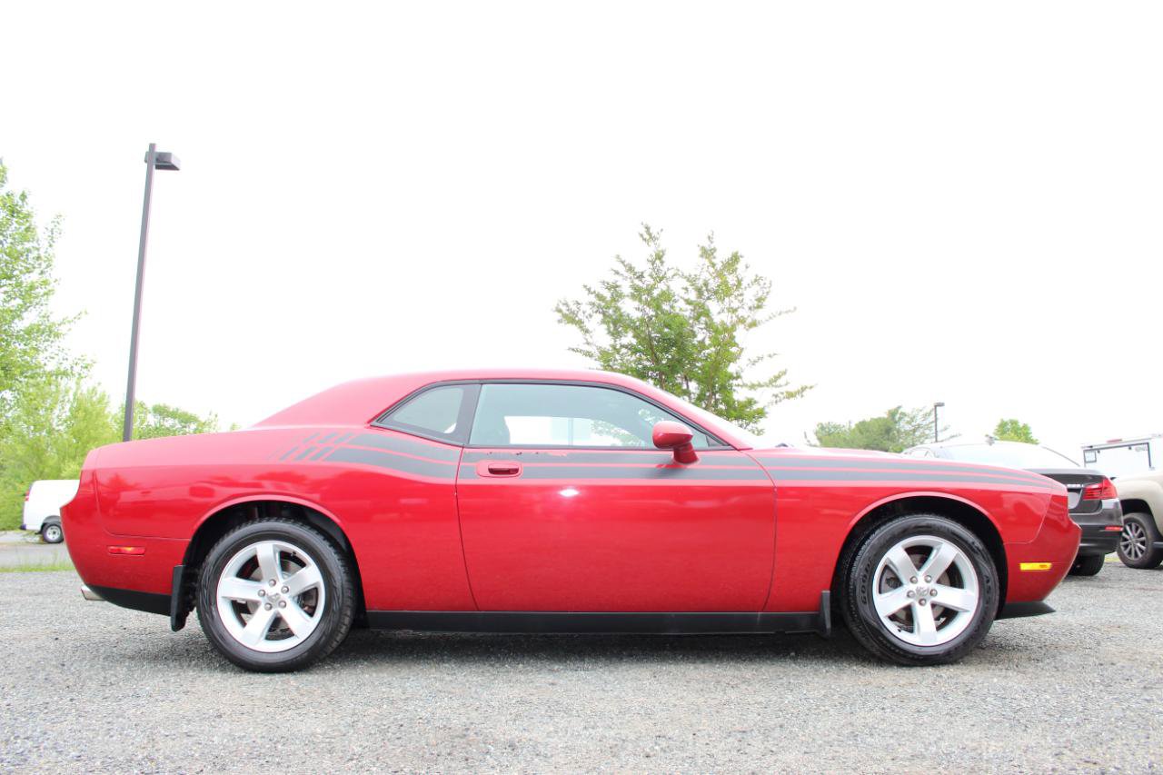 Used 2010 Dodge Challenger SE RWD image 5
