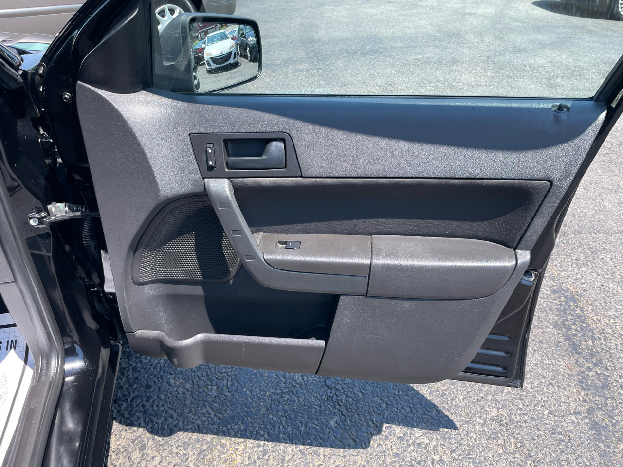 Used 2010 Ford Focus SE image 26