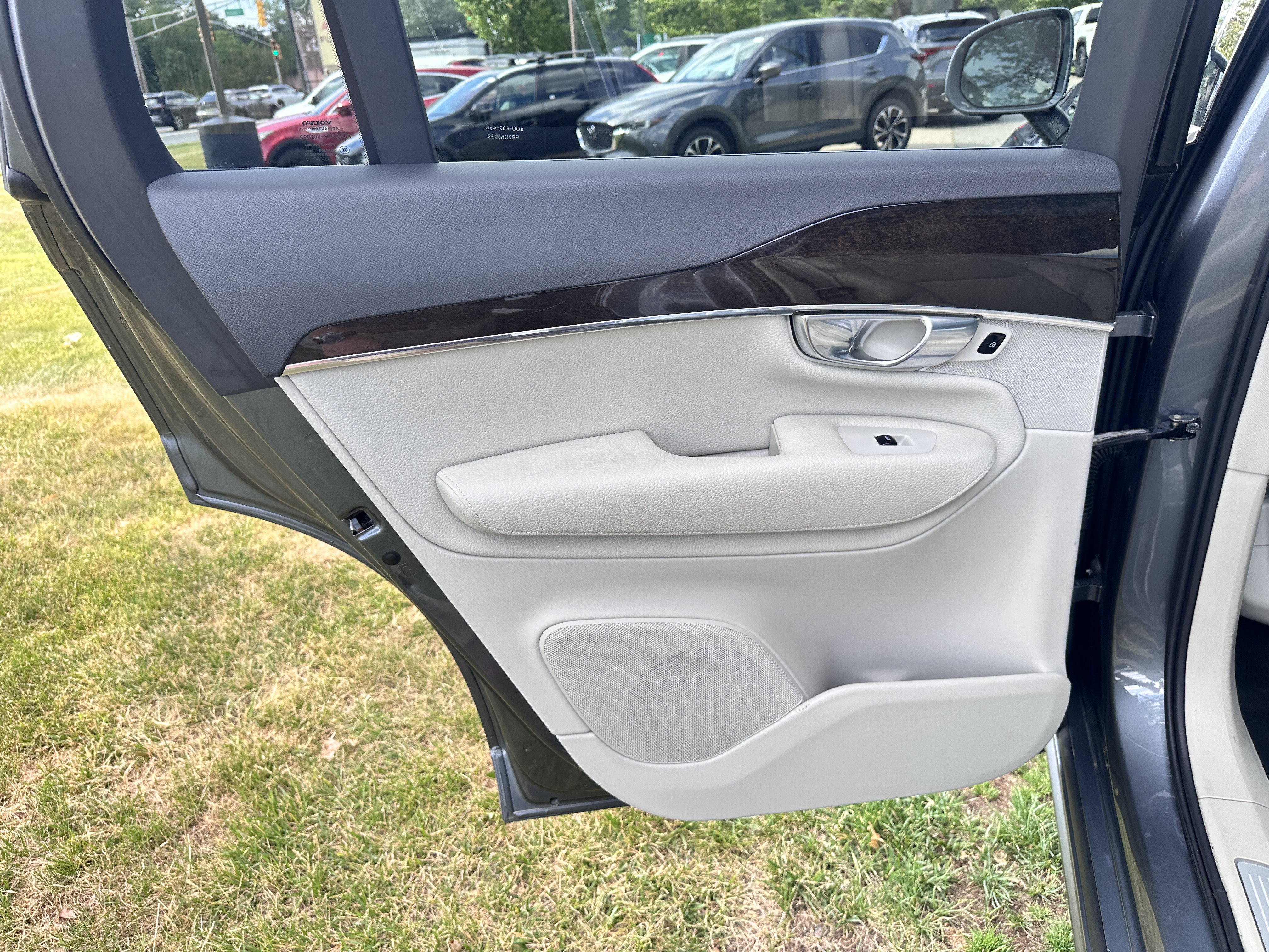 Used 2017 Volvo XC90 T6 Momentum w/ Vision Package AWD/4WD image 32
