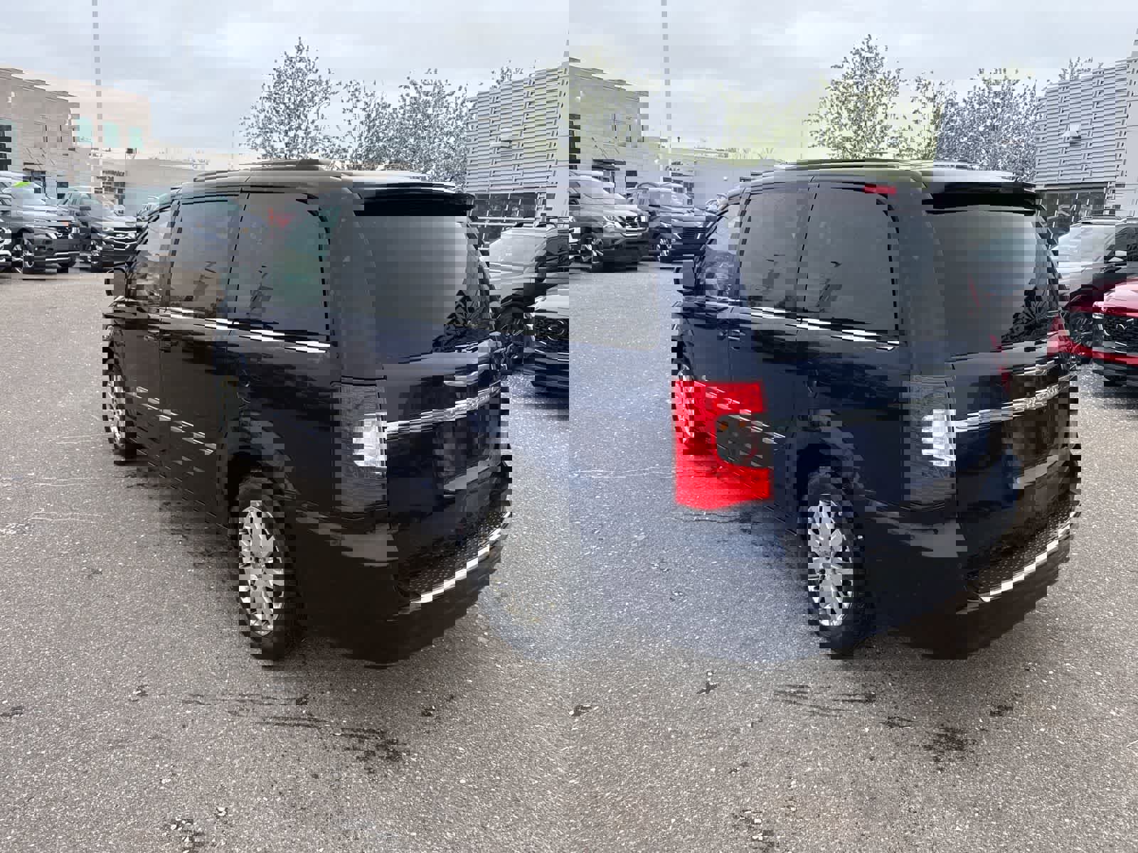 Used 2014 Chrysler Town & Country Touring FWD image 7