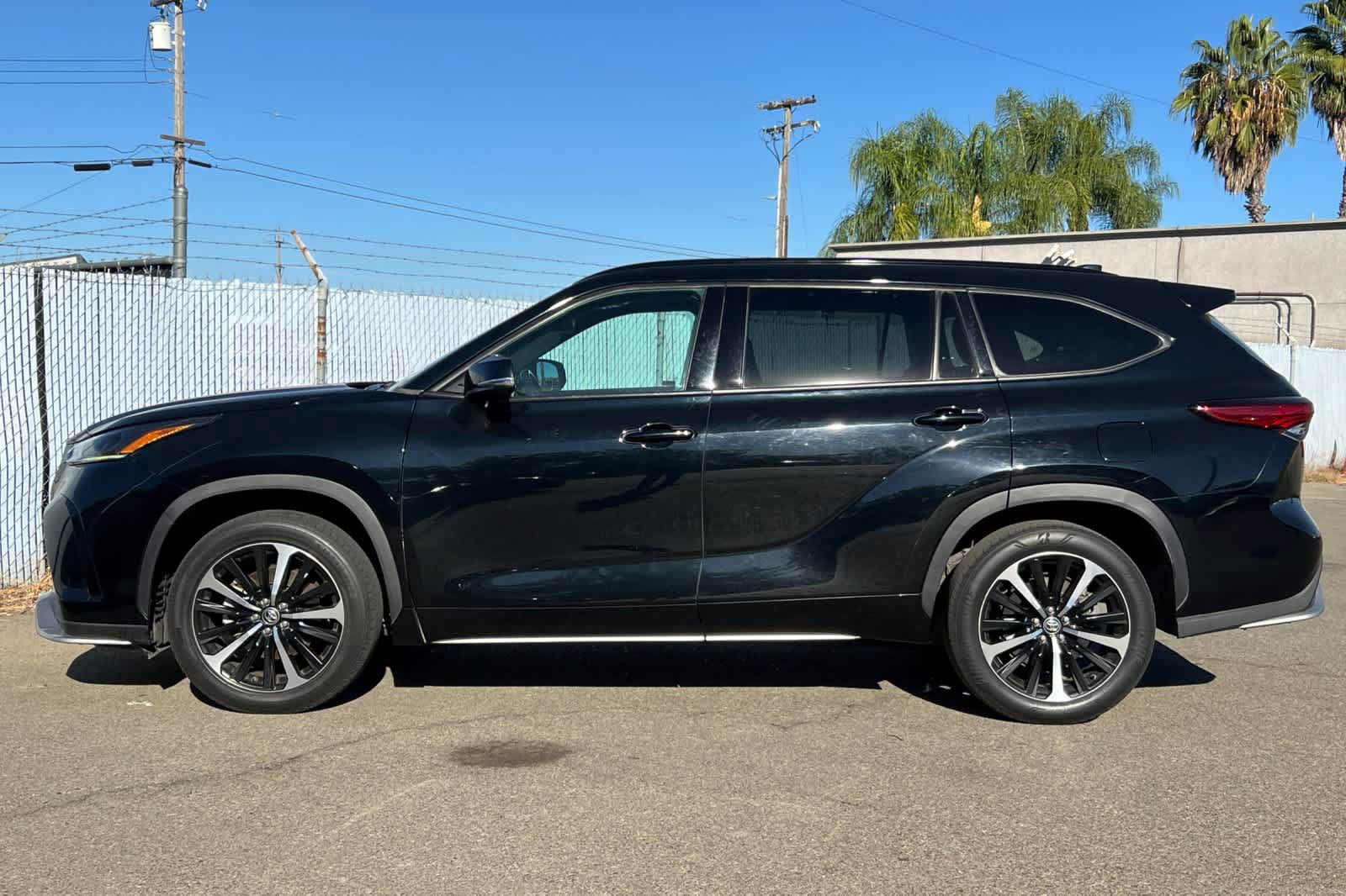 Used 2021 Toyota Highlander XSE FWD image 2