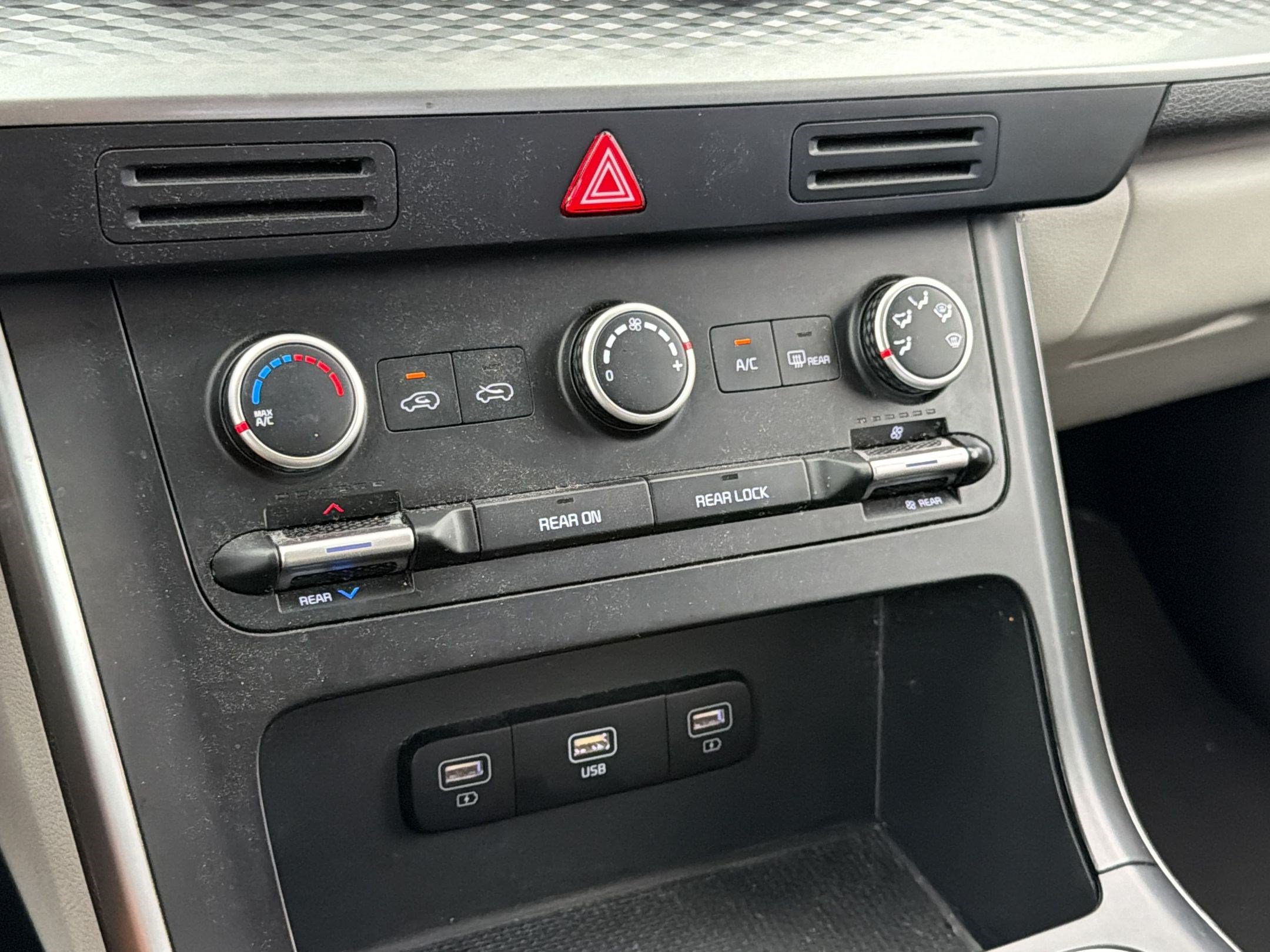 Used 2022 Kia Carnival LX FWD image 19