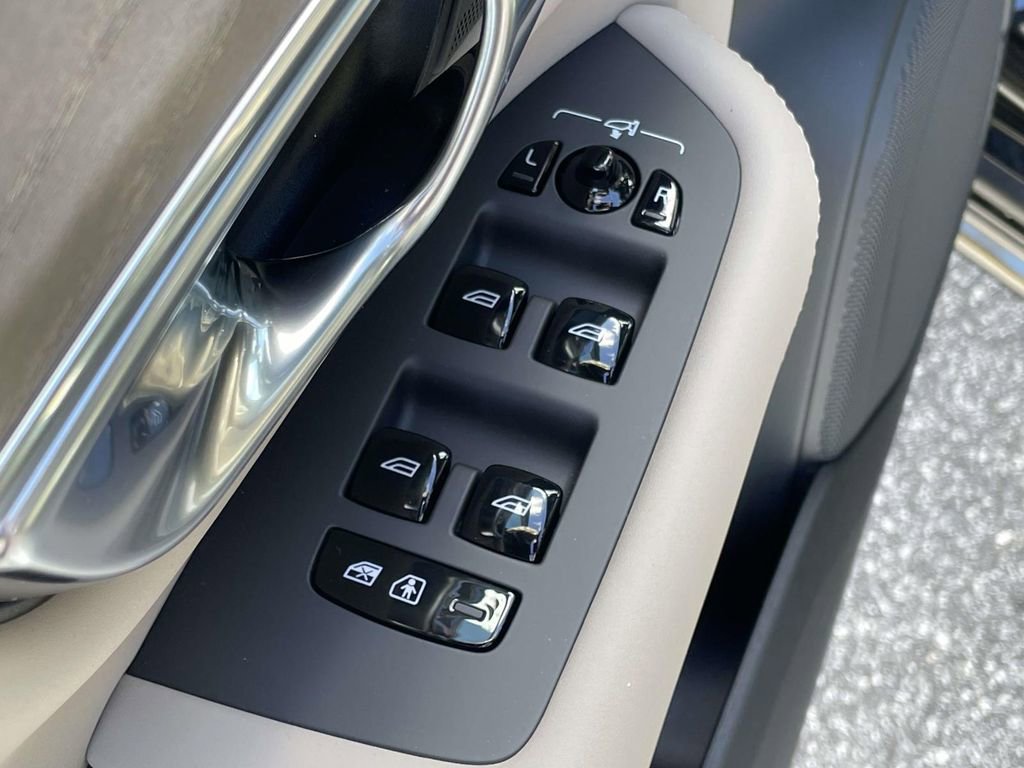 New 2026 Volvo XC90 B5 Plus w/ Protection Package Premier AWD/4WD image 6