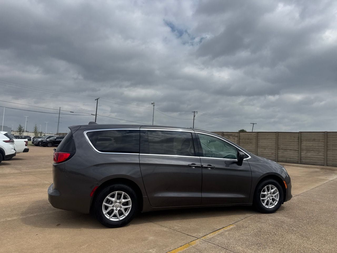Used 2017 Chrysler Pacifica Touring FWD image 21