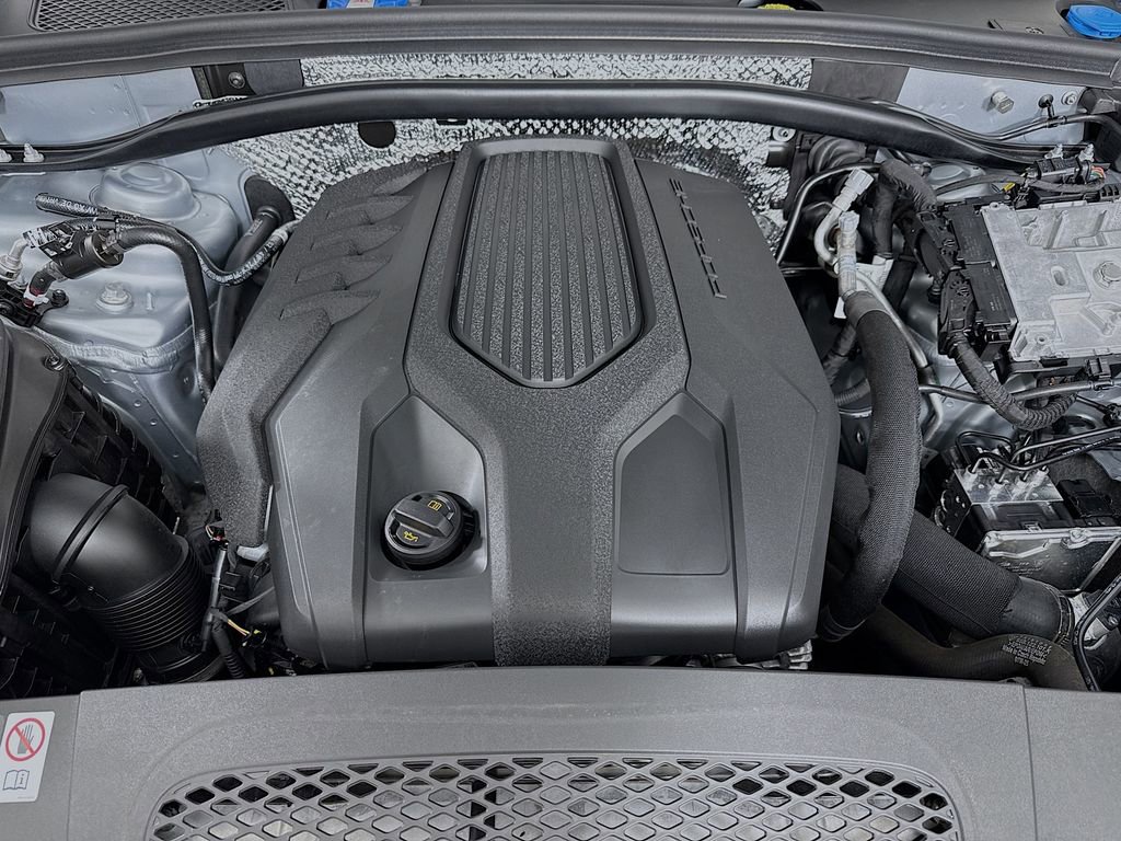 Certified 2025 Porsche Macan image 33