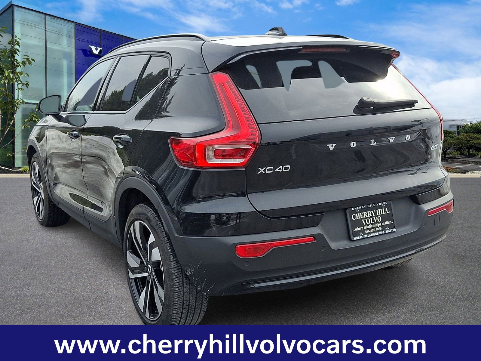 Certified 2025 Volvo XC40 B5 Ultra w/ Climate Package image 5
