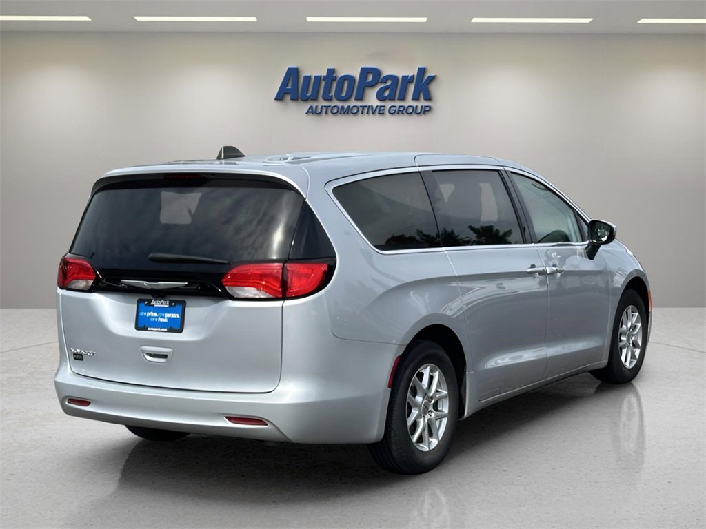Used 2023 Chrysler Voyager LX image 7