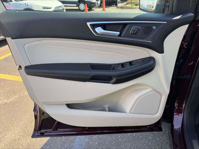 Used 2022 Ford Edge Titanium image 15