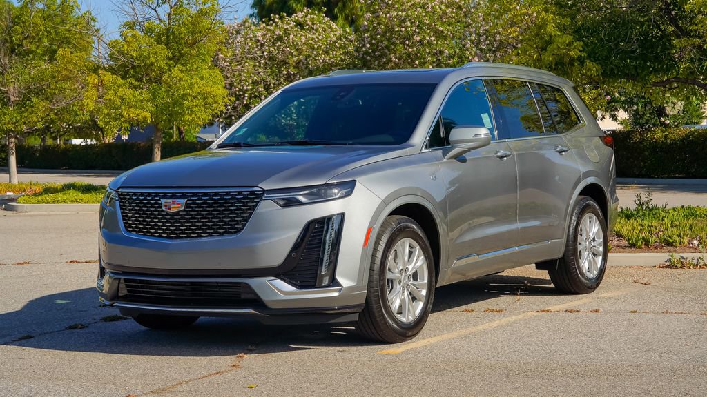 Certified 2025 Cadillac XT6 Luxury FWD image 3