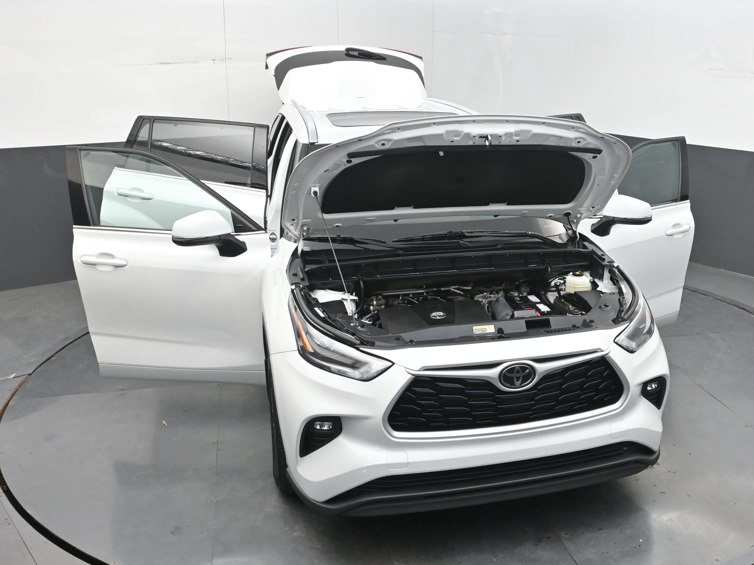 Used 2022 Toyota Highlander XLE AWD/4WD image 40
