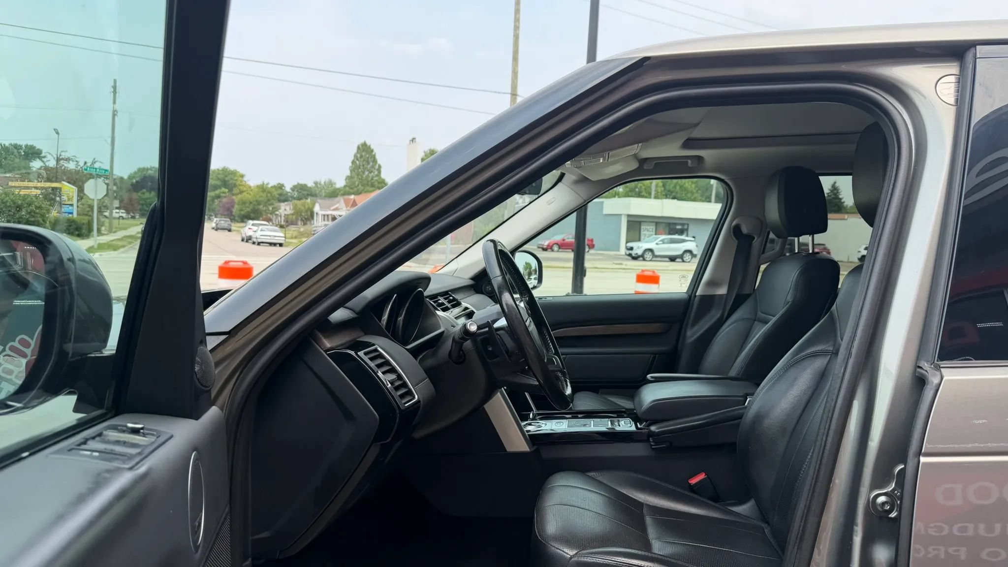 Used 2017 Land Rover Discovery HSE AWD/4WD image 17
