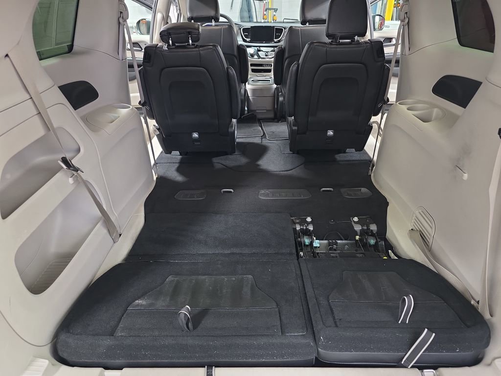 Used 2023 Chrysler Pacifica Touring-L image 14