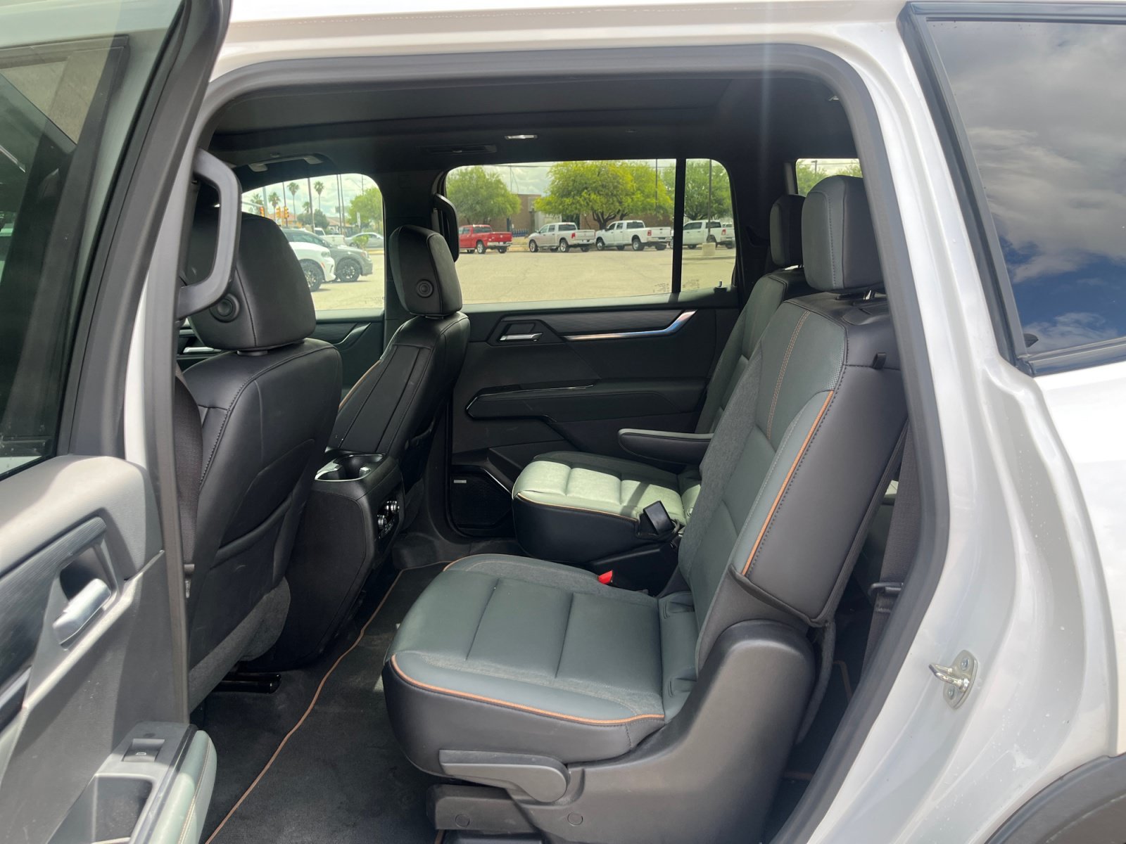Used 2025 GMC Acadia AT4 w/ Luxury Package AWD/4WD image 16
