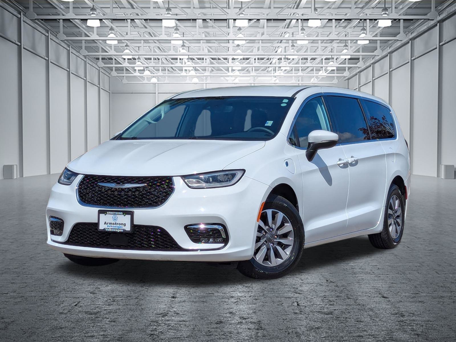 Used 2023 Chrysler Pacifica Touring-L FWD image 1