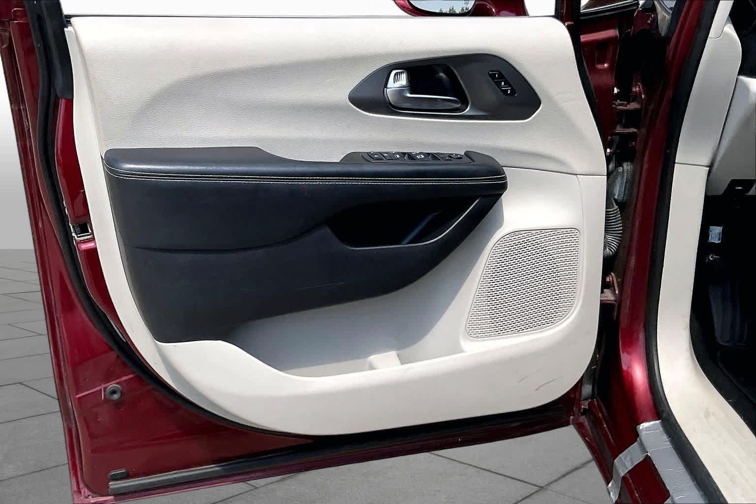 Used 2022 Chrysler Pacifica Touring-L FWD image 21