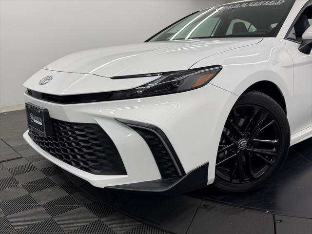 Used 2026 Toyota Camry SE FWD image 4
