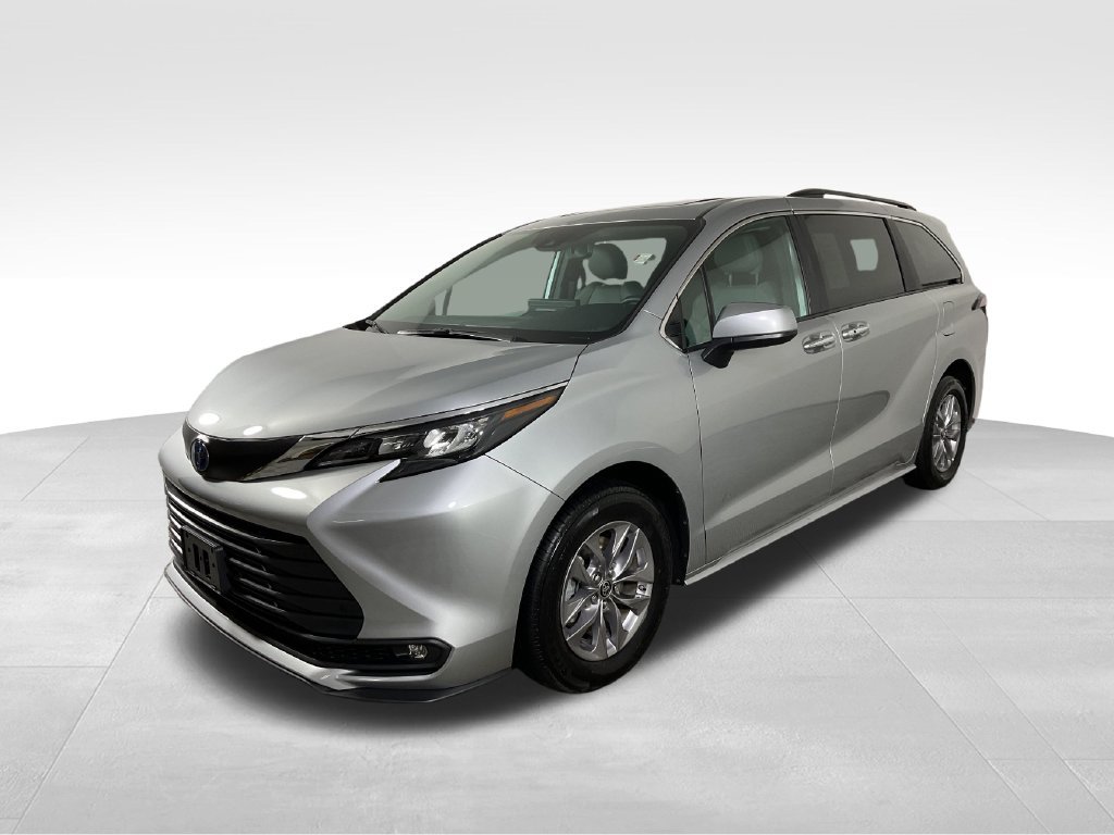 Certified 2025 Toyota Sienna XLE FWD image 4