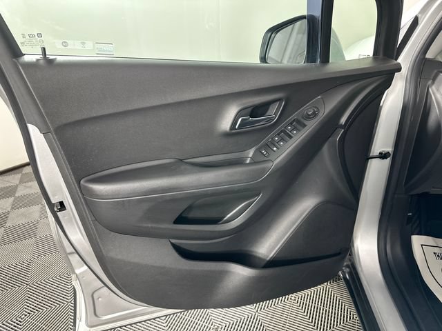 Used 2019 Chevrolet Trax LT w/ LT Convenience Package AWD/4WD image 17