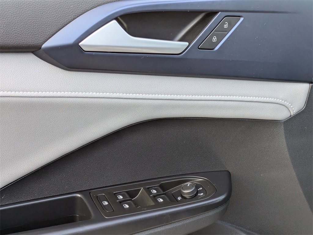 Used 2024 Volkswagen Taos SE image 13