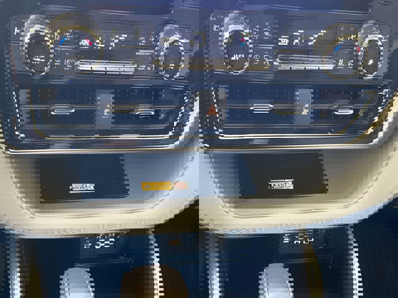 Used 2023 Toyota Highlander XLE image 19