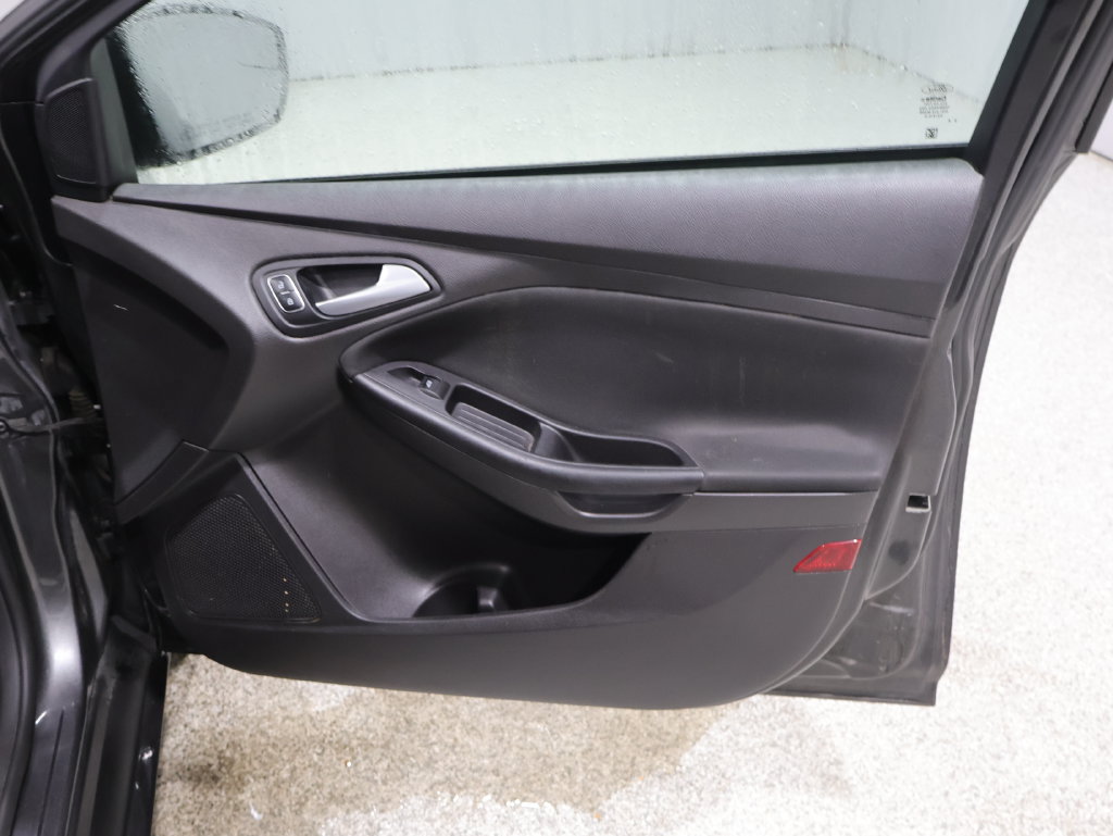 Used 2015 Ford Focus SE FWD image 22