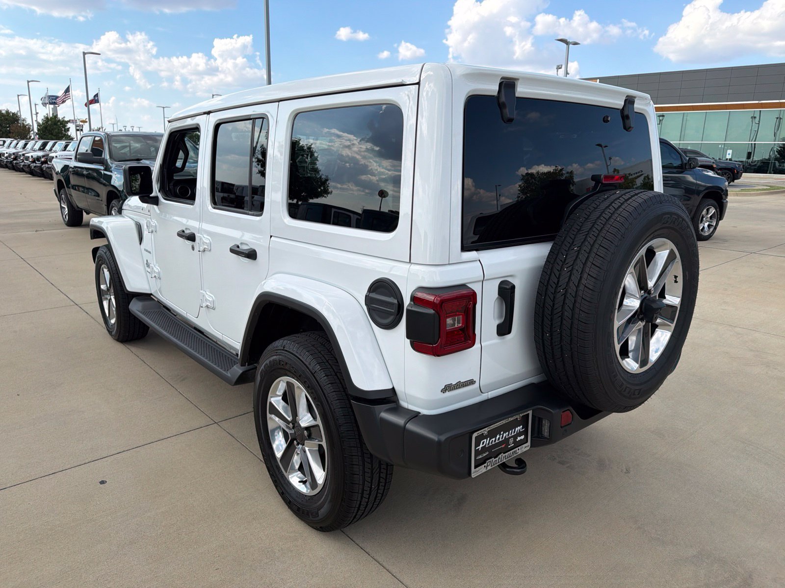 Used 2023 Jeep Wrangler Unlimited Sahara w/ Safety Group AWD/4WD image 3