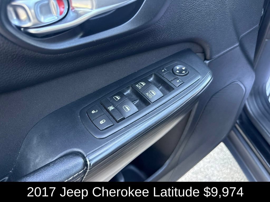 Used 2017 Jeep Cherokee Latitude FWD image 12