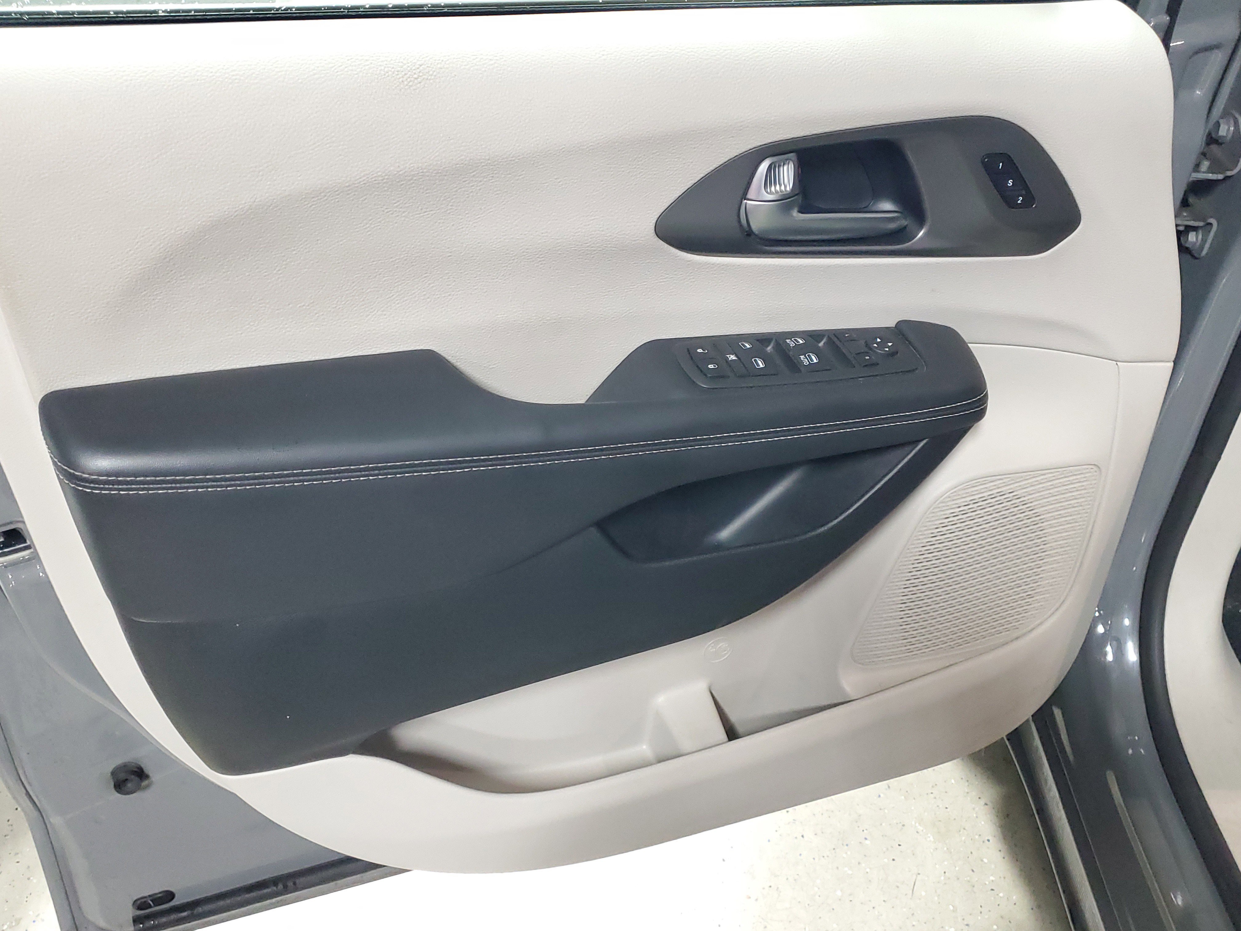 Used 2022 Chrysler Pacifica Touring-L AWD/4WD image 22