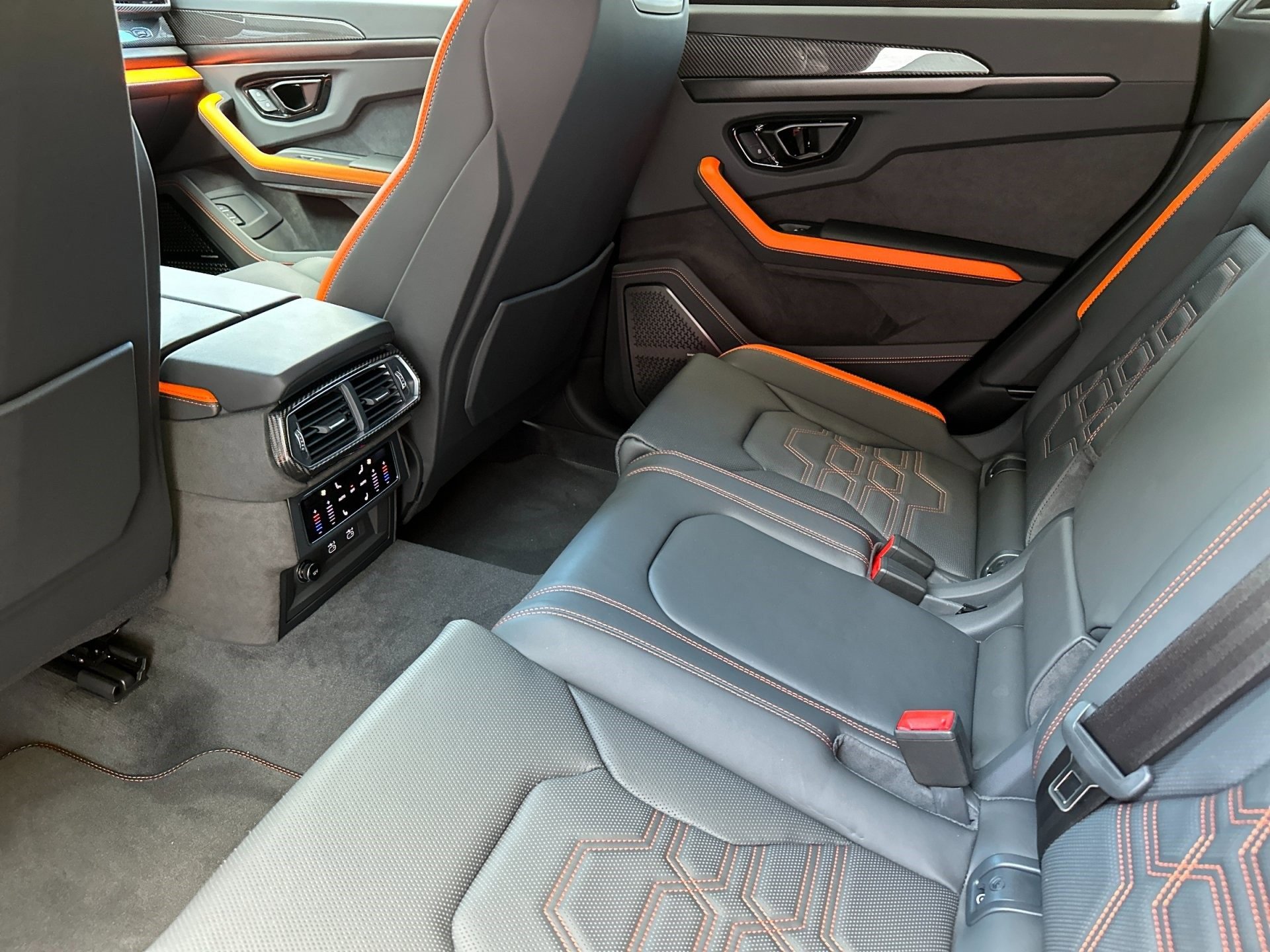 Used 2025 Lamborghini Urus SE image 8