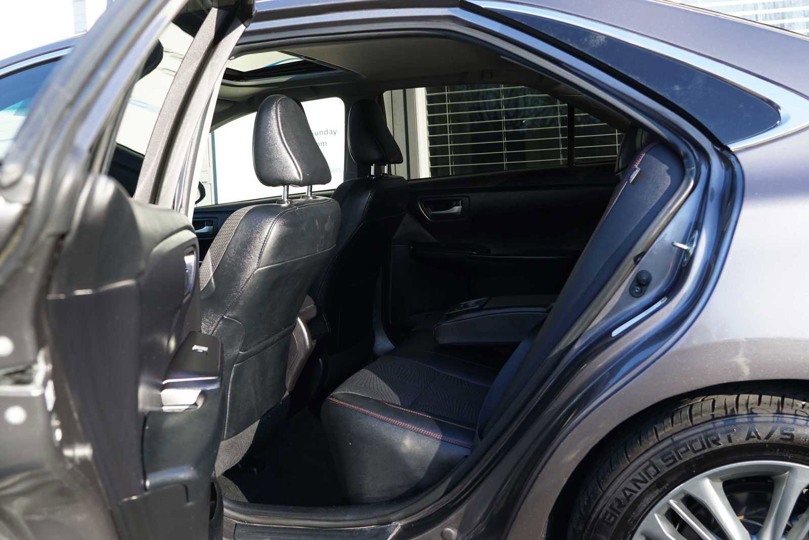 Used 2017 Toyota Camry SE w/ Moonroof Package image 29