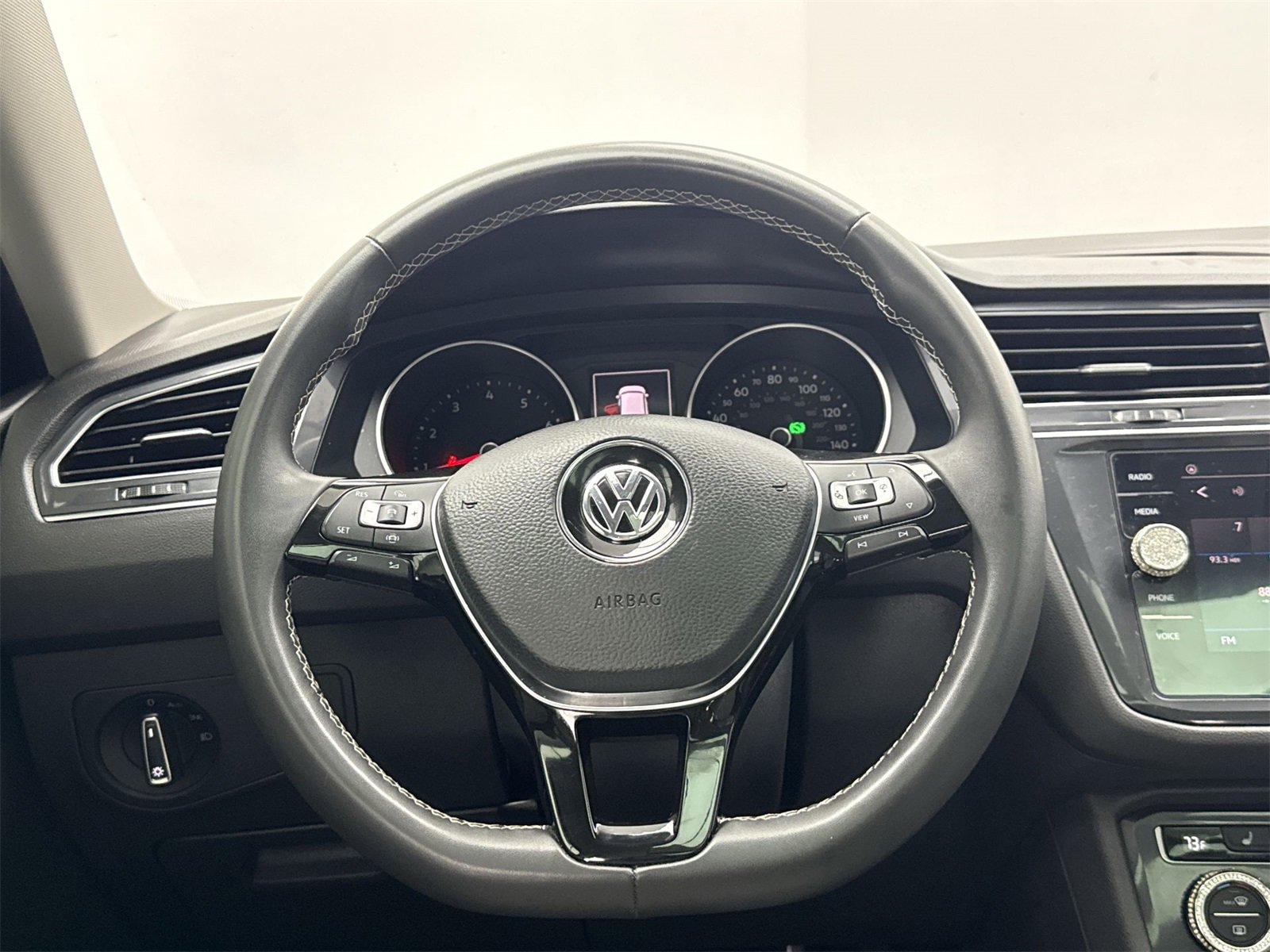 Used 2021 Volkswagen Tiguan SE w/ Panoramic Sunroof Package image 18