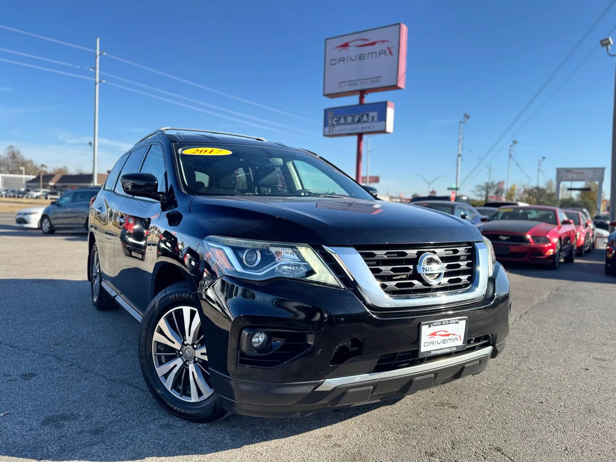 Used 2017 Nissan Pathfinder SV image 1